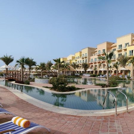 Mövenpick Hotel&Resort Al Bida'a Kuwait Salmiya Exterior foto The swimming pool at the resort