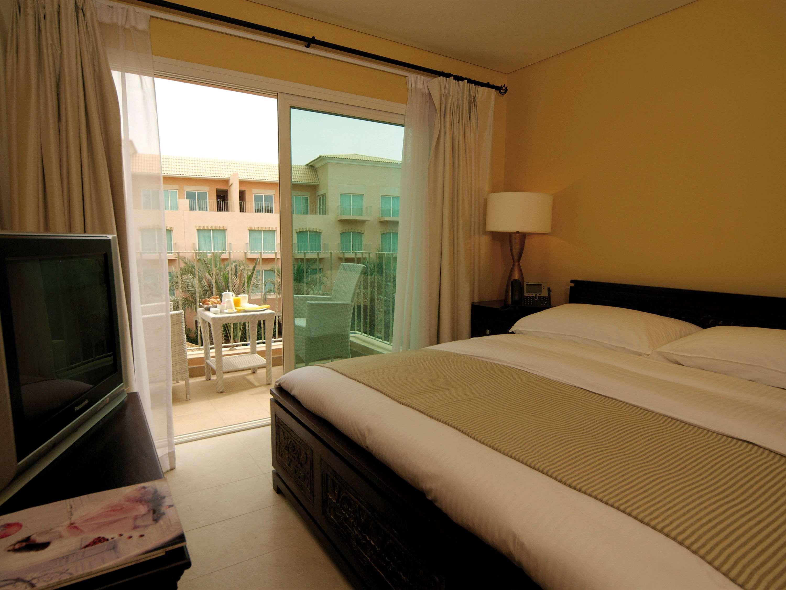 Mövenpick Hotel&Resort Al Bida'a Kuwait Salmiya Exterior foto A bedroom at the hotel