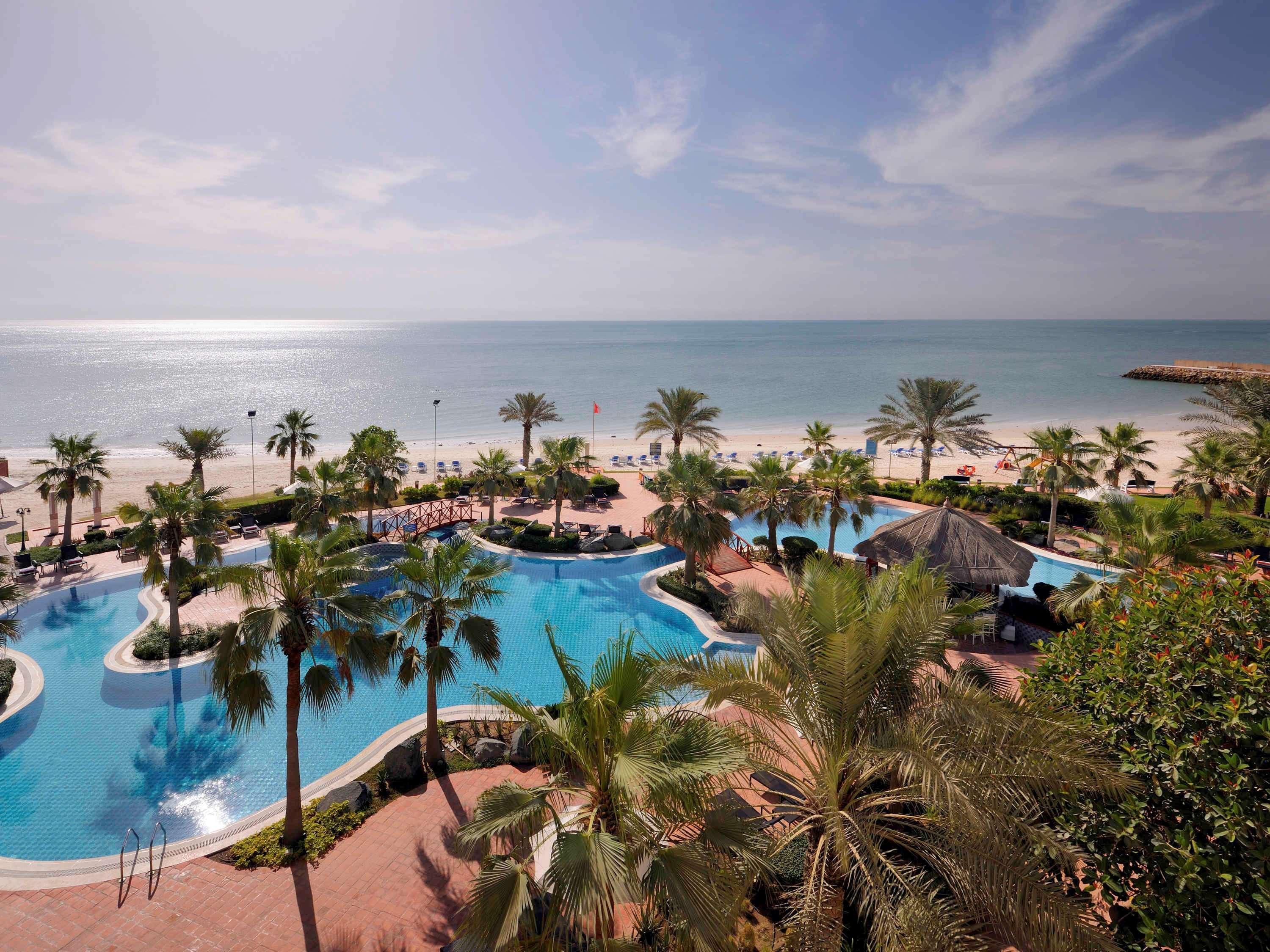 Mövenpick Hotel&Resort Al Bida'a Kuwait Salmiya Exterior foto The beach at the Jumeirah Beach Hotel