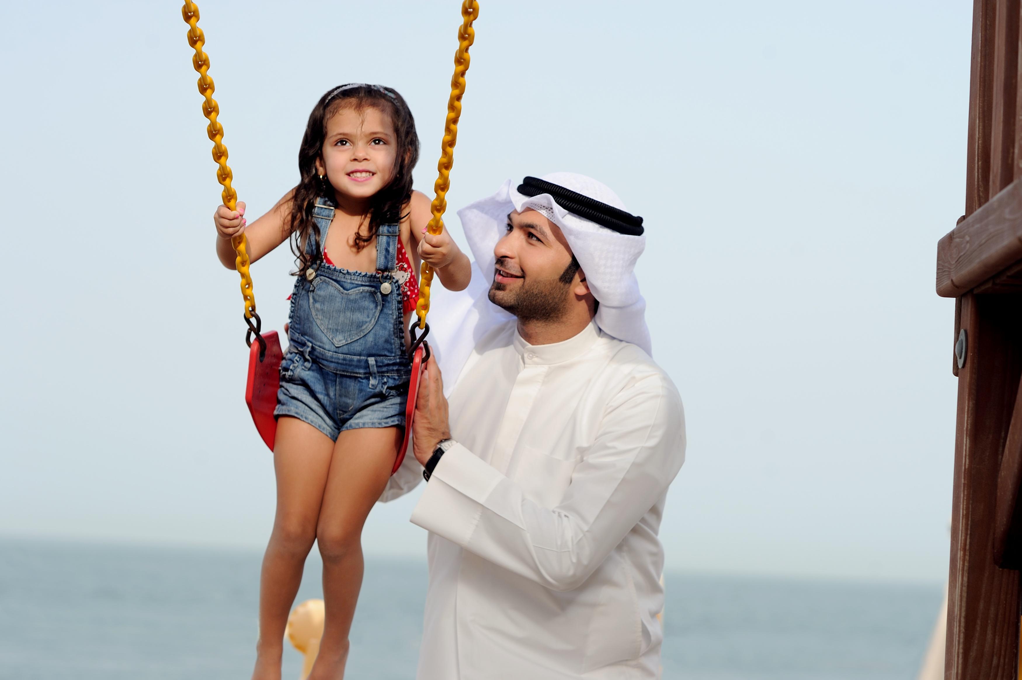 Mövenpick Hotel&Resort Al Bida'a Kuwait Salmiya Exterior foto A father and daughter in the United Arab Emirates