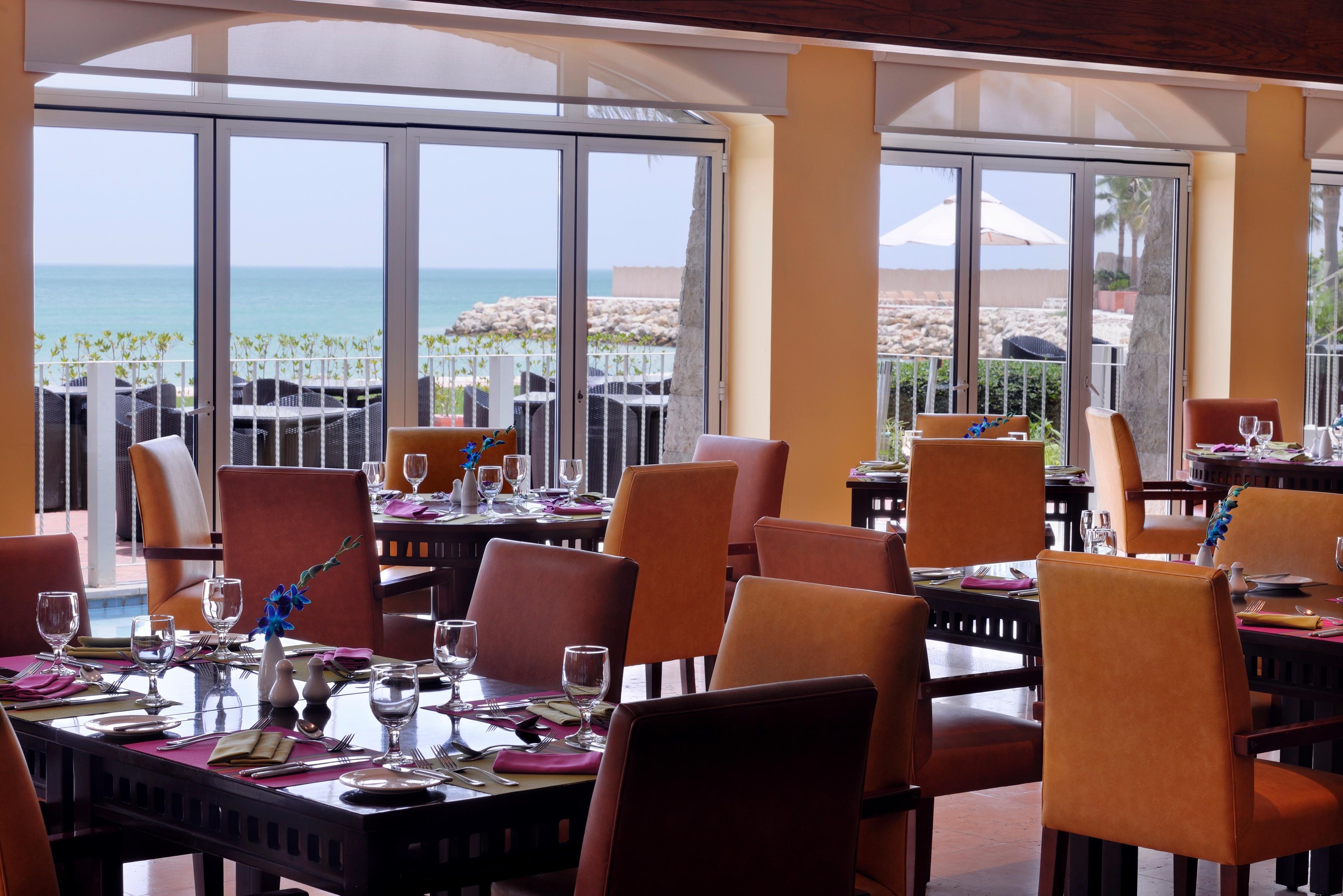 Mövenpick Hotel&Resort Al Bida'a Kuwait Salmiya Exterior foto The restaurant
