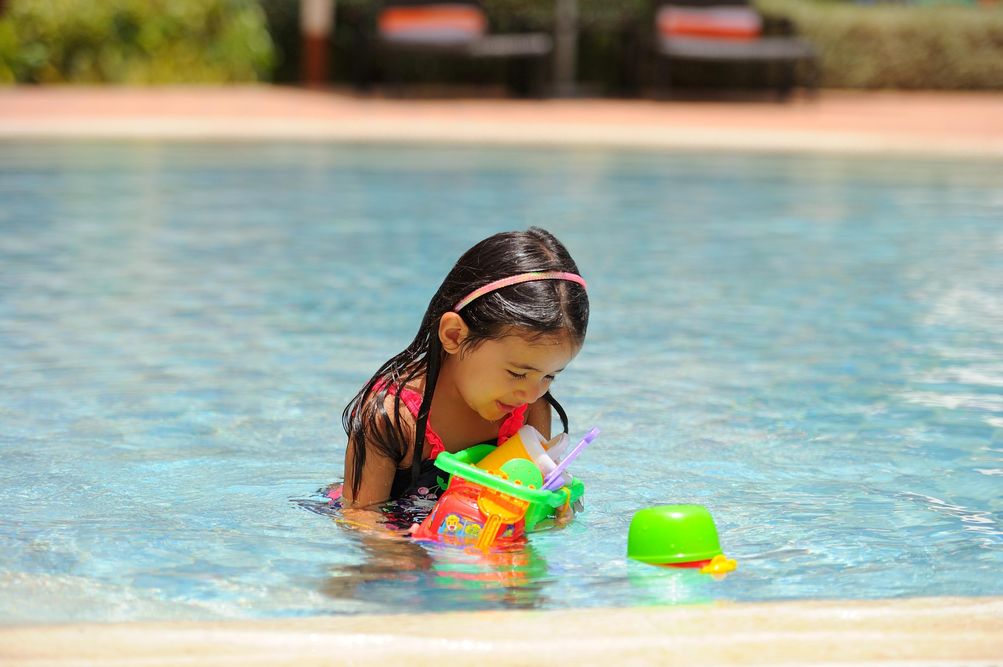 Mövenpick Hotel&Resort Al Bida'a Kuwait Salmiya Exterior foto A child playing with toys in a swimming pool