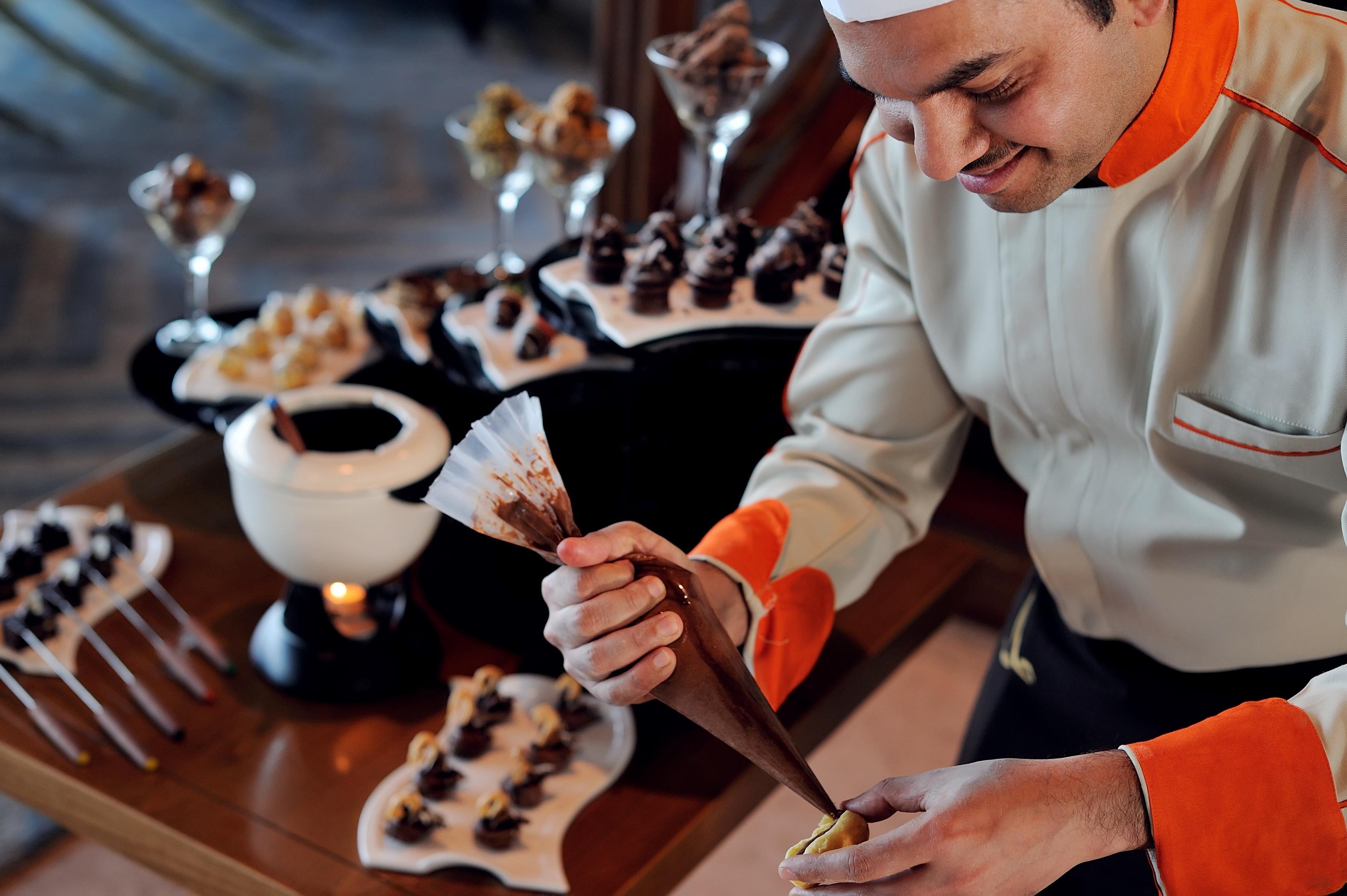 Mövenpick Hotel&Resort Al Bida'a Kuwait Salmiya Exterior foto A pastry chef at work