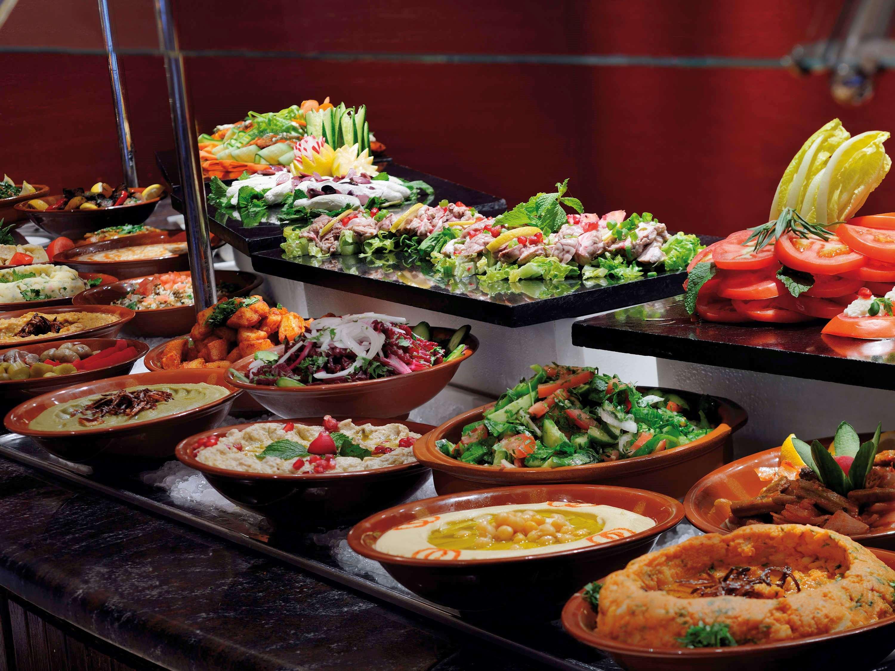Mövenpick Hotel&Resort Al Bida'a Kuwait Salmiya Exterior foto A selection of Middle Eastern cuisine