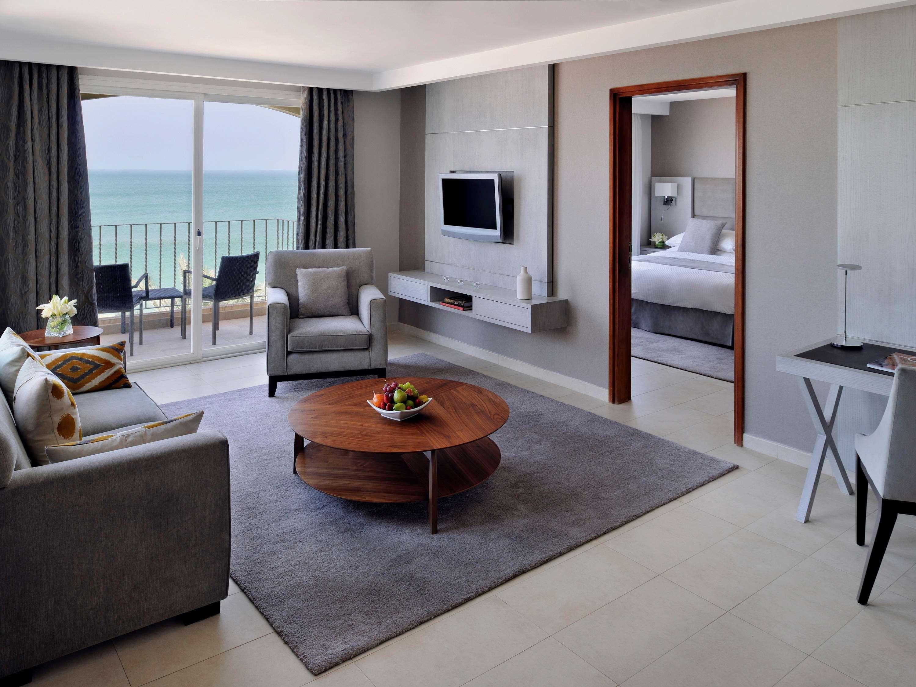 Mövenpick Hotel&Resort Al Bida'a Kuwait Salmiya Exterior foto A suite at the Jumeirah Beach Hotel