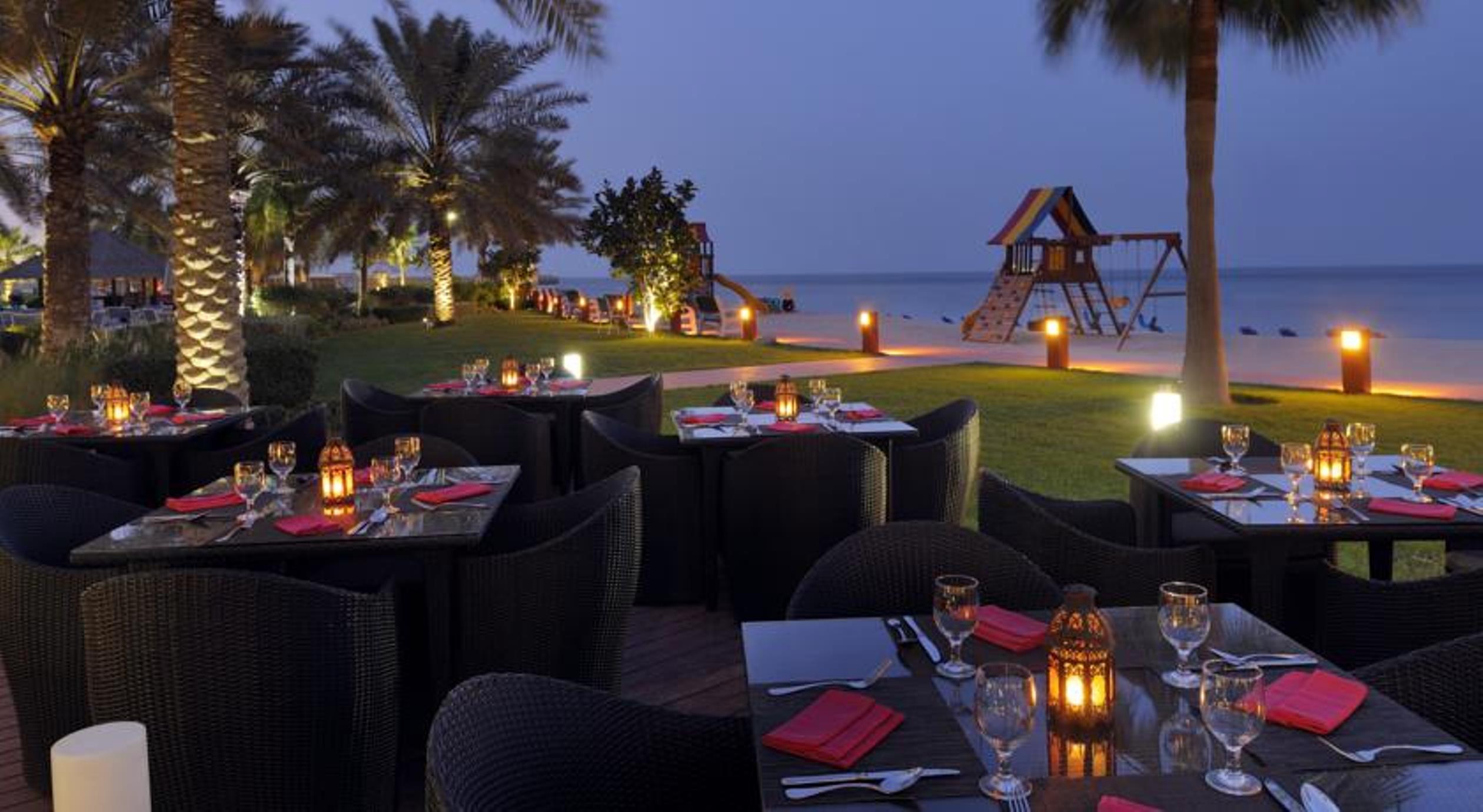 Mövenpick Hotel&Resort Al Bida'a Kuwait Salmiya Exterior foto Beachfront dining at Jumeirah Beach Hotel