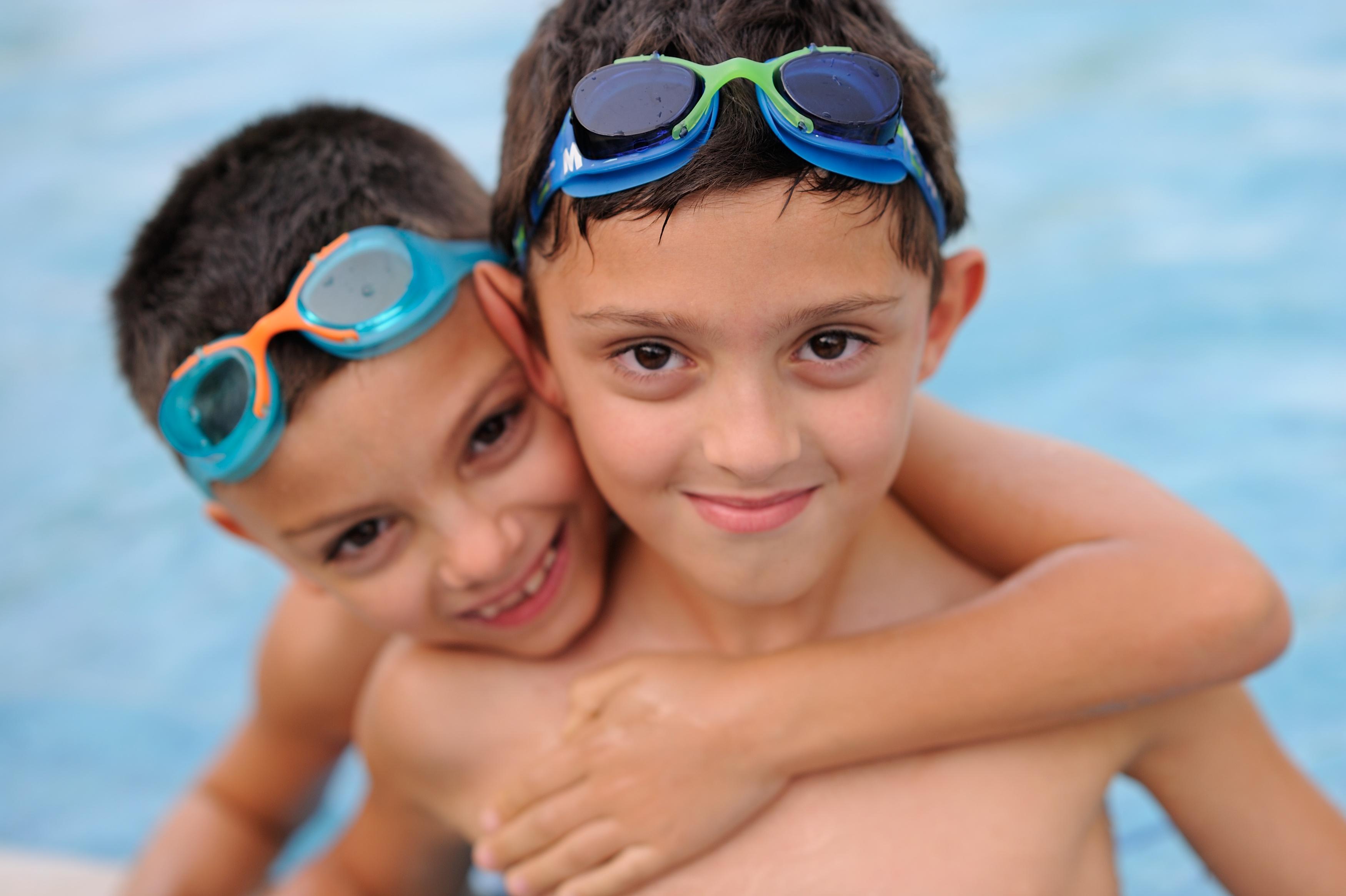 Mövenpick Hotel&Resort Al Bida'a Kuwait Salmiya Exterior foto Two boys wearing swim goggles