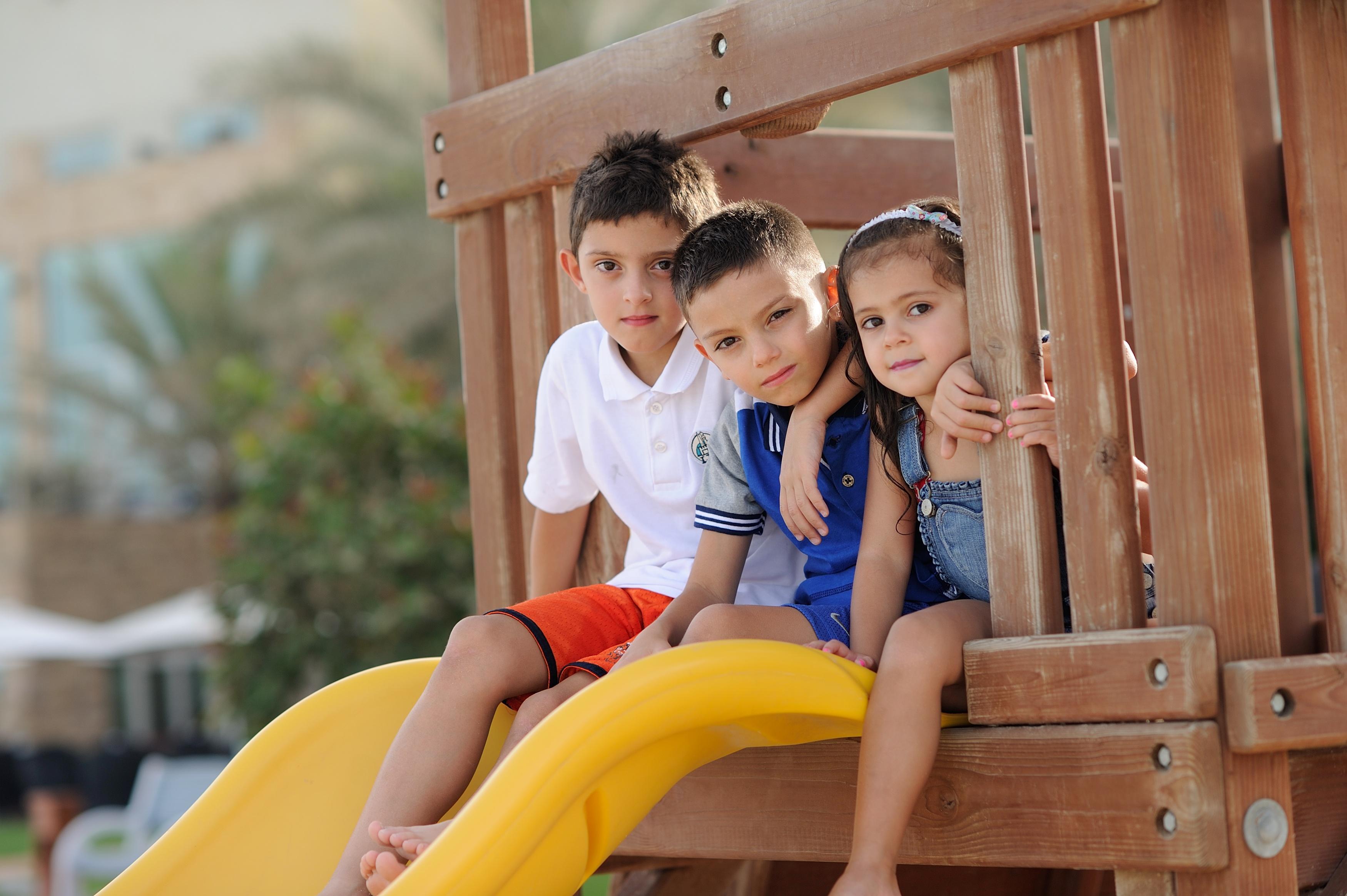 Mövenpick Hotel&Resort Al Bida'a Kuwait Salmiya Exterior foto Children playing on a slide