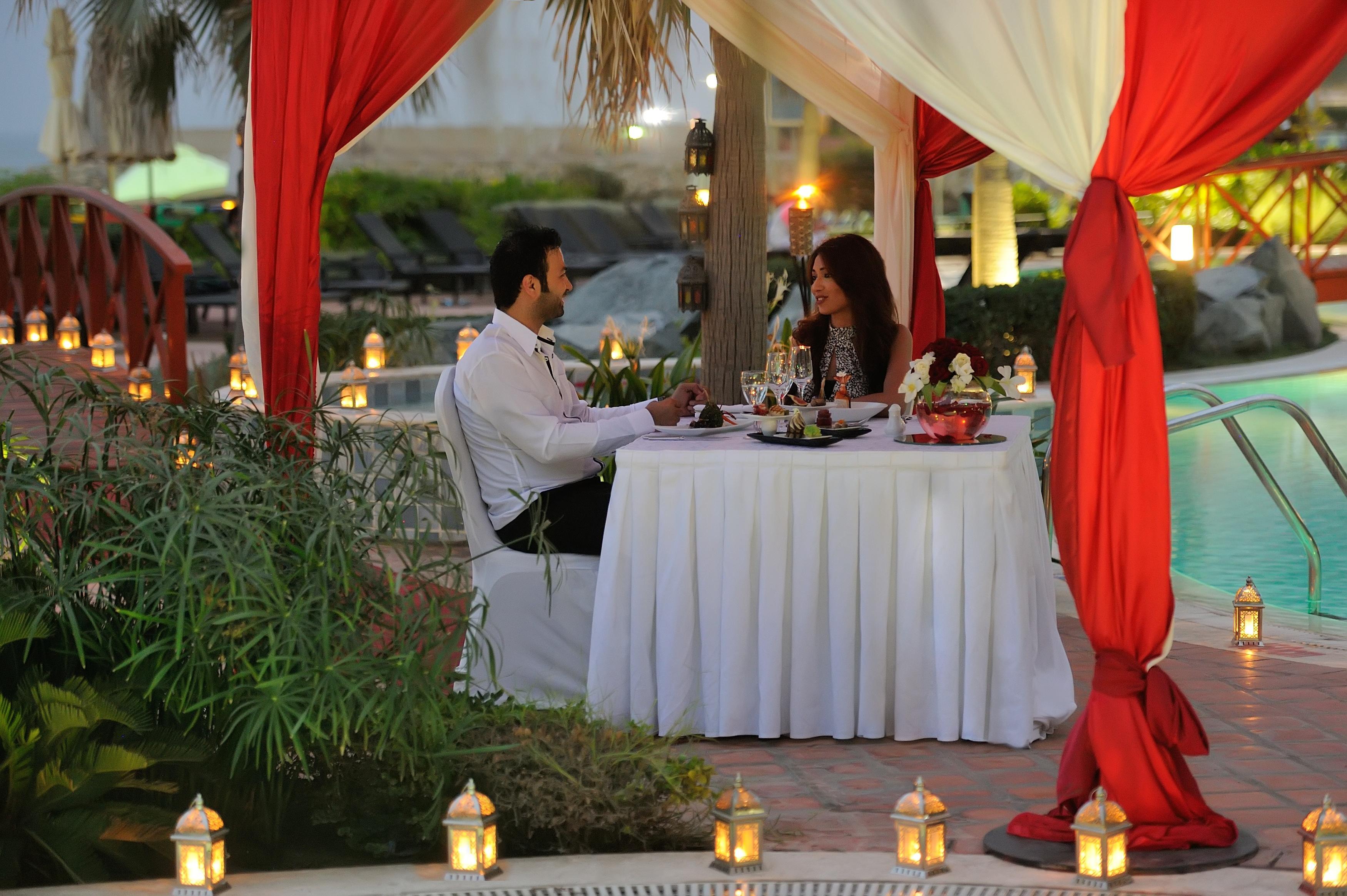 Mövenpick Hotel&Resort Al Bida'a Kuwait Salmiya Exterior foto A couple dining at the resort