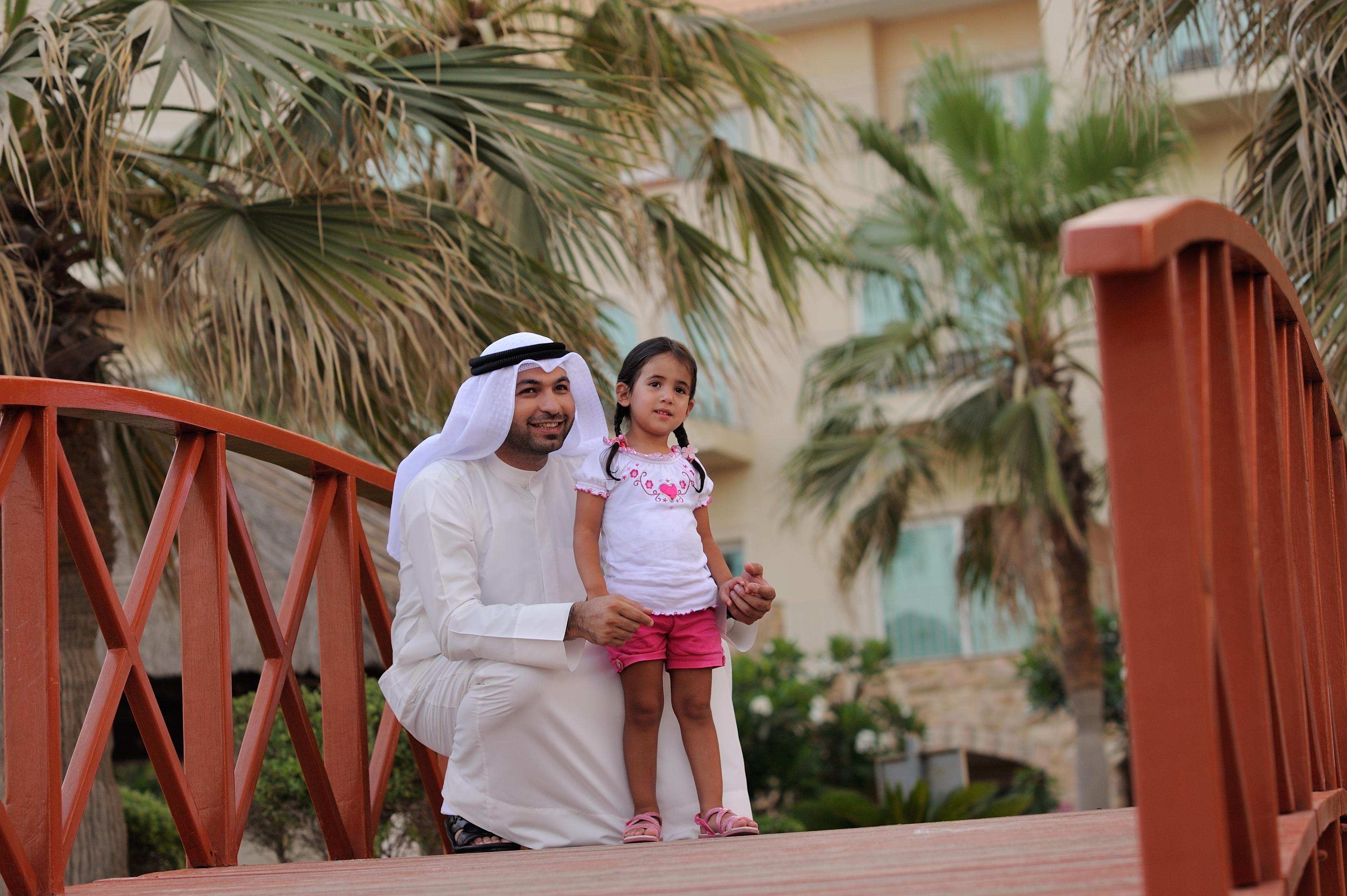 Mövenpick Hotel&Resort Al Bida'a Kuwait Salmiya Exterior foto A father and daughter in Al-Shaqra, Saudi Arabia